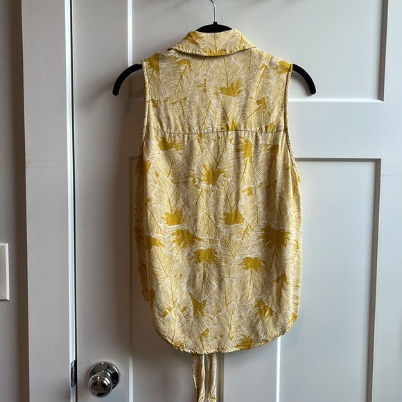 Floral Sleeveless Collared Blouse - Picture 2 of 3